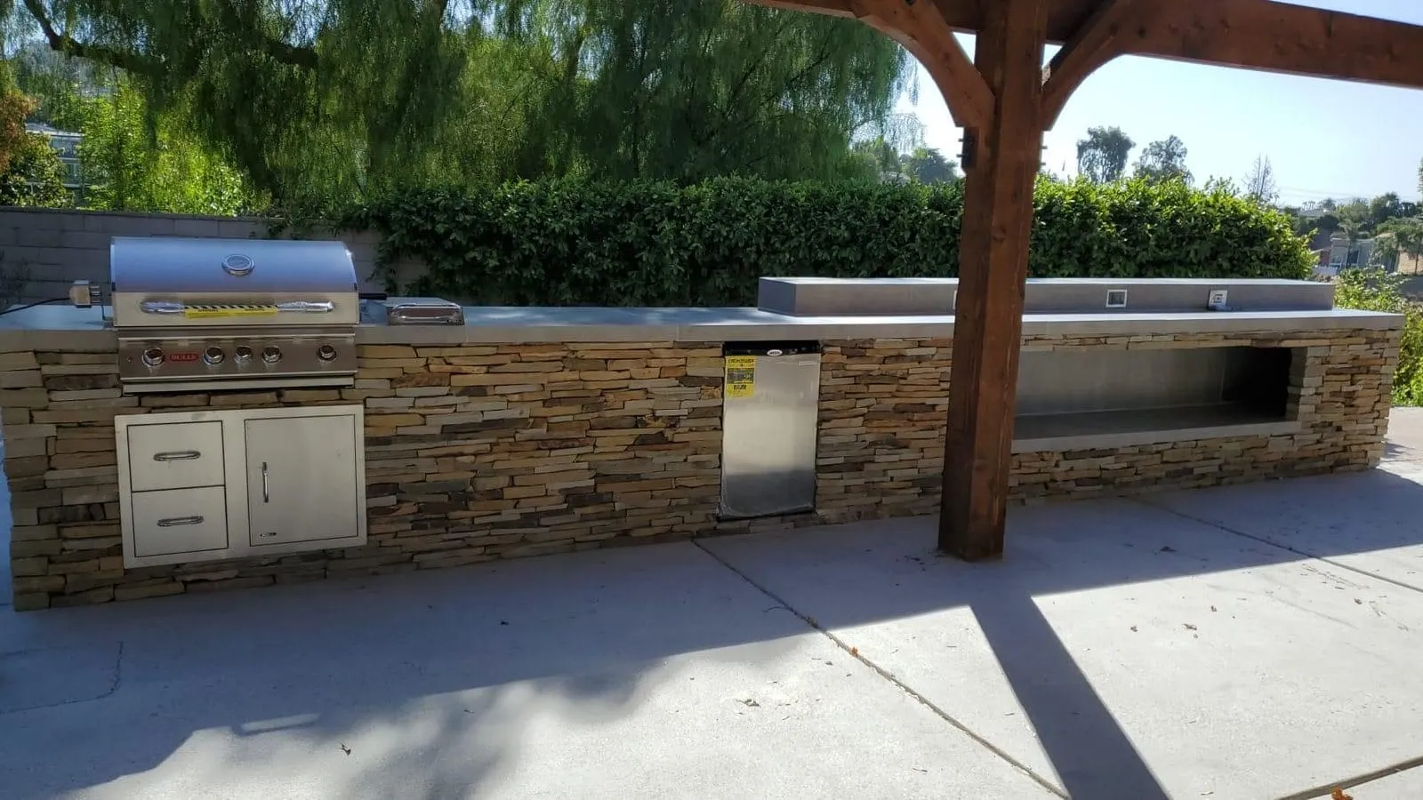 Ledger Stone Island & Bar Under Pergola โ After